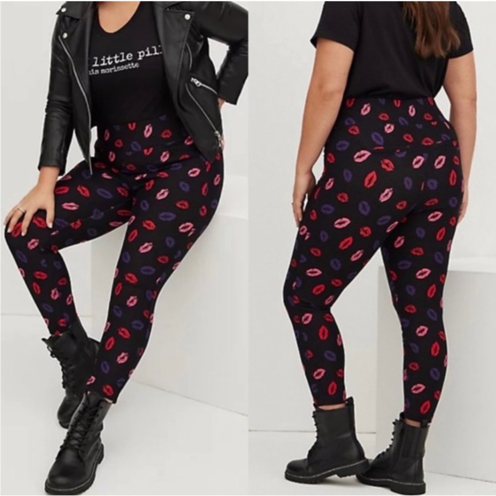 Torrid NWOT ponte lip print pixie pants size 3 regular